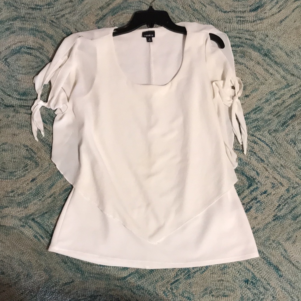 Great condition Torrid shirt. Size 0, with tie-able sleeves